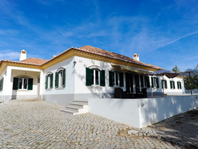 Du schreibst deine eigene Geschichte. Jeden Tag! Ist es Zeit für ein neues Kapitel? Dann starte im April in Portugal.